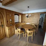In&out, Lenzerheide Freistehendes Chalet, Urchig, Gross