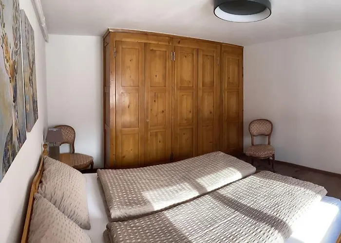 In&out, Lenzerheide Freistehendes Chalet, Urchig, Gross